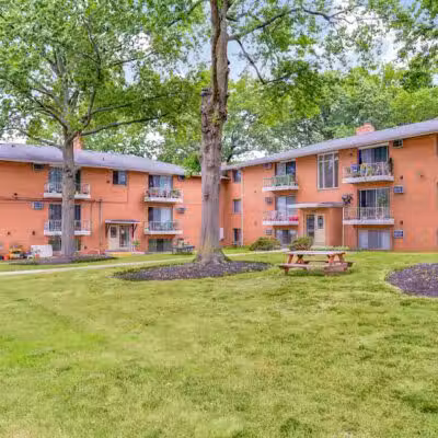 Parma Park Apartments - Parma, OH
