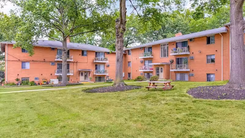 Parma Park Apartments - Parma, OH