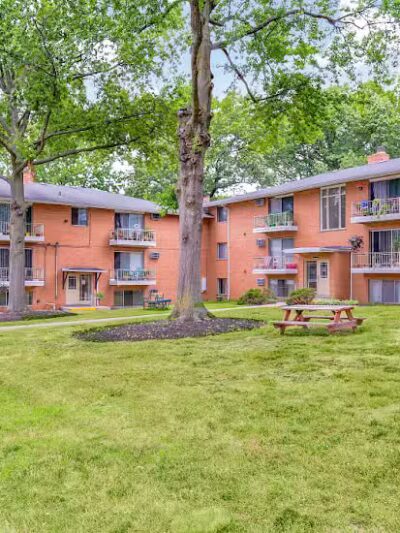 Parma Park Apartments - Parma, OH