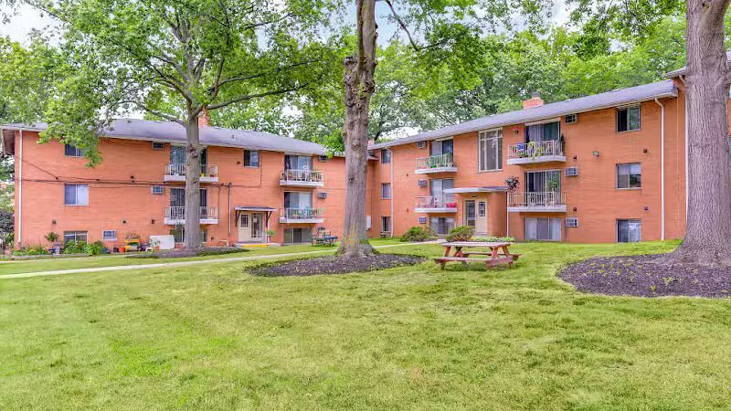 Parma Park Apartments - Parma, OH