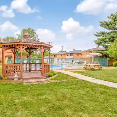 Parma Park Apartments - Parma, OH
