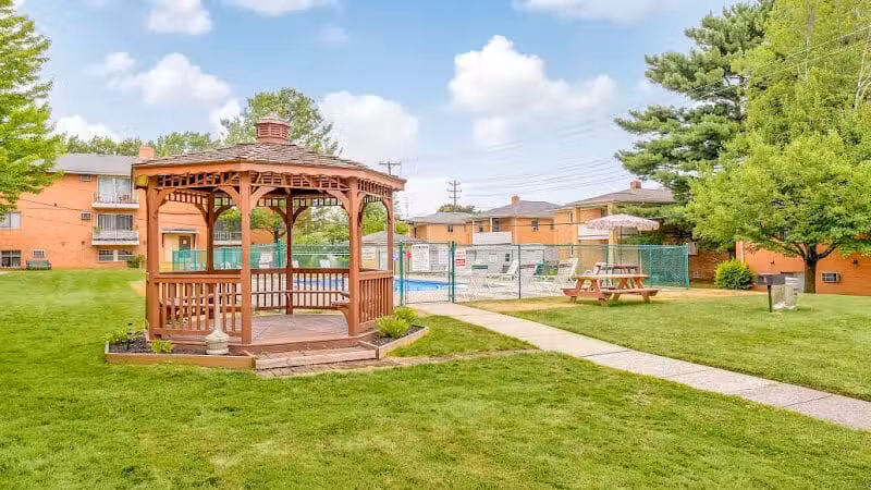 Parma Park Apartments - Parma, OH