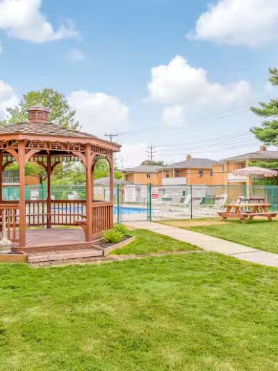 Parma Park Apartments - Parma, OH