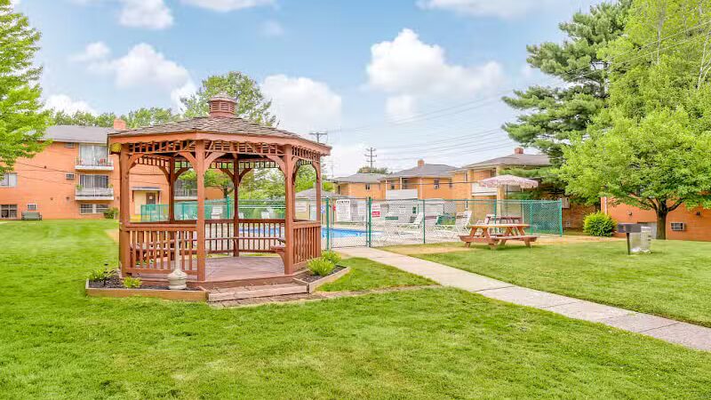 Parma Park Apartments - Parma, OH