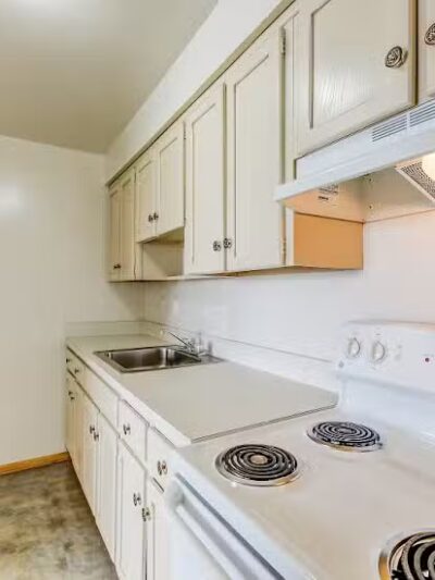 Parma Park Apartments - Parma, OH