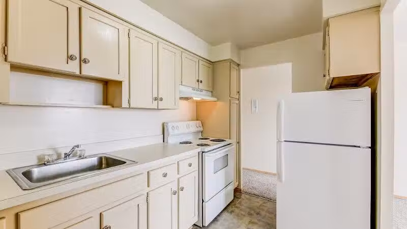 Parma Park Apartments - Parma, OH