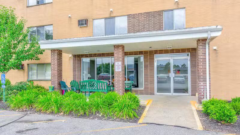 Parma Park Apartments - Parma, OH