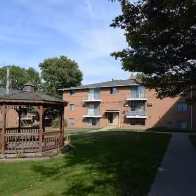 Parma Park Apartments - Parma, OH