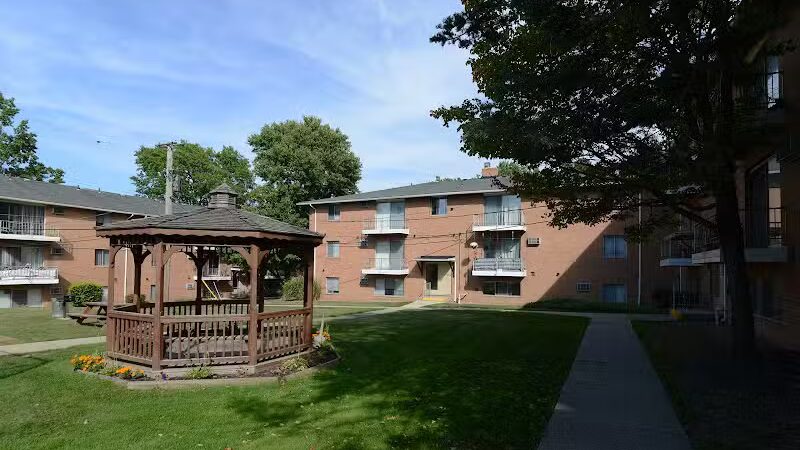 Parma Park Apartments - Parma, OH