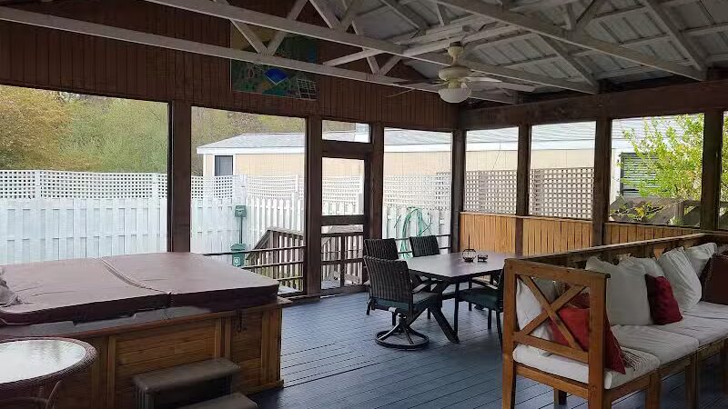 Birds of a Feather Lodge - Bridgman,