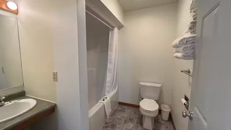 Village Inn Motel - Chatham,