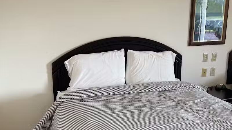 Village Inn Motel - Chatham,