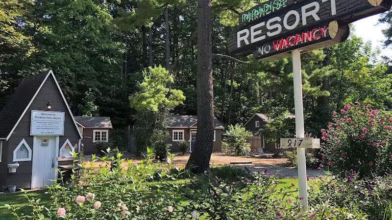 Paradise Pines Resort - Elk Rapids,