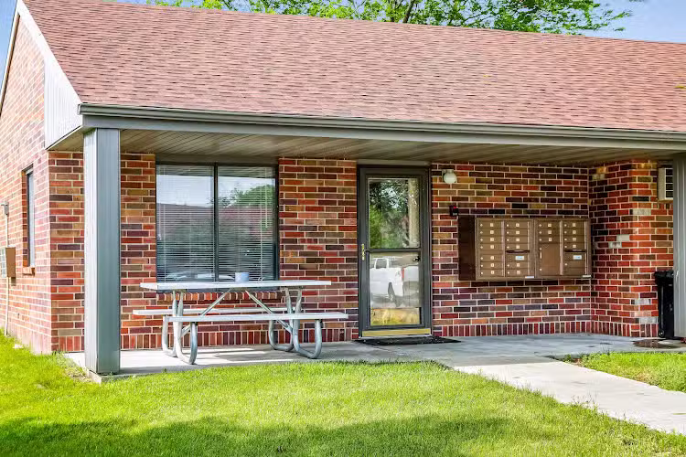 Elkhart Park Center Apartments - Elkhart, IA