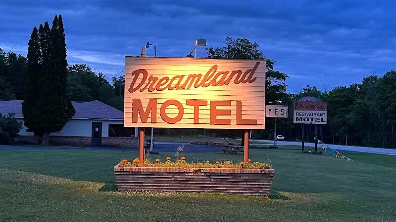 Dreamland Motel by adoba®️ - Gulliver,