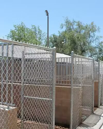 Funny Faces Bed & Biscuit - Hanford, CA