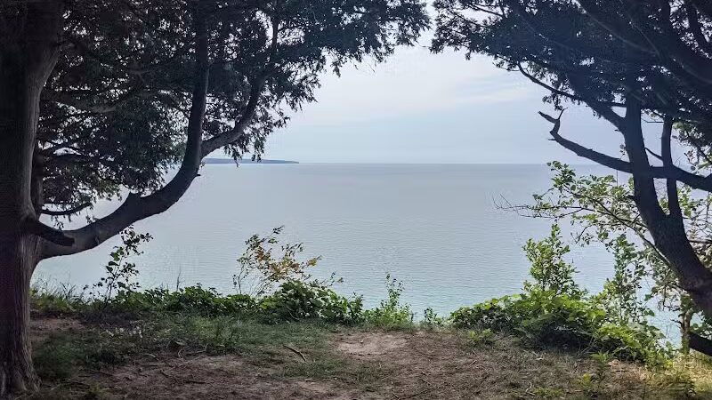 Empire Bluff Scenic Lookout - Honor,