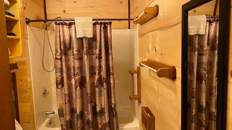 Best Bear Lodge & Campground - Irons,