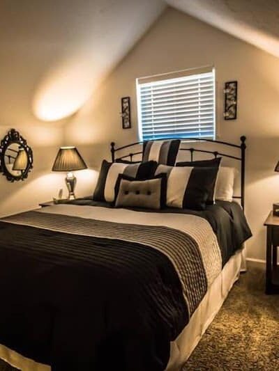 Pleasant Grove Inn - Lyons, IN