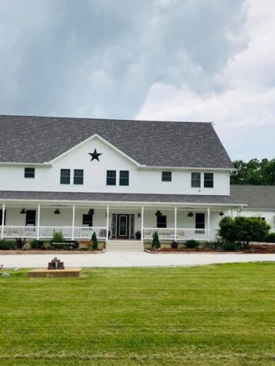 Pleasant Grove Inn - Lyons, IN