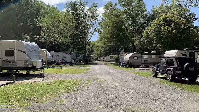 Kamp Across From the Dunes - Sawyer,