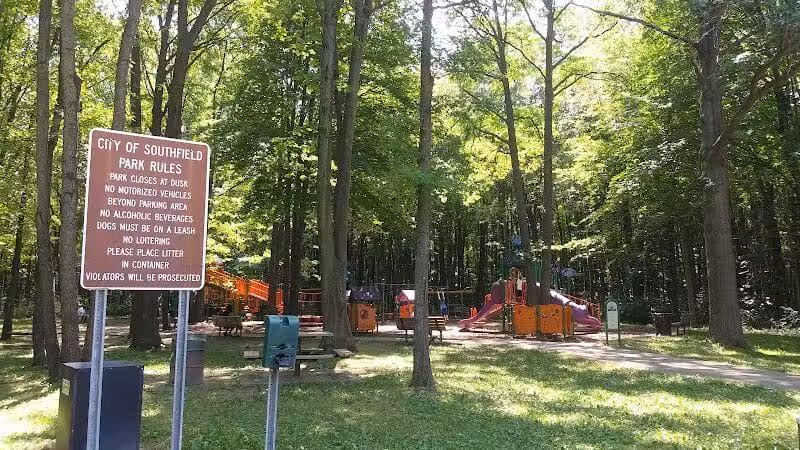 Bauervic Woods Park - Southfield,