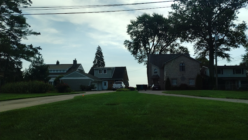 Veterans Memorial Park Parking - St Clair Shores,