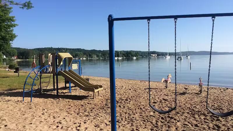 Sutton Park - Suttons Bay,