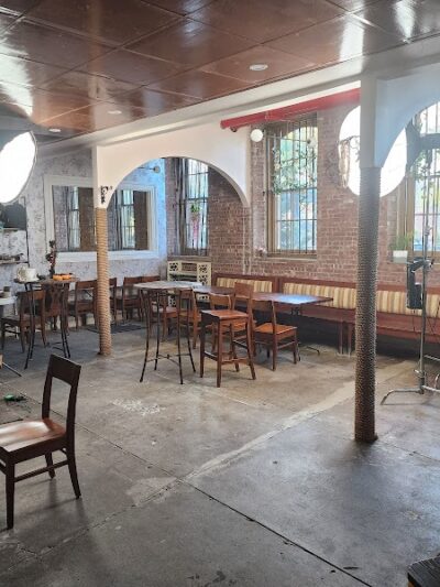 Château le Woof - Astoria, NY