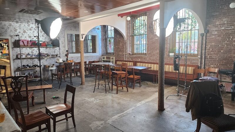 Château le Woof - Astoria, NY