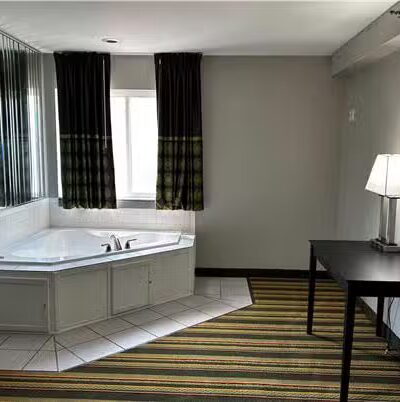 Super 8 by Wyndham Mound City - Mound City, MO