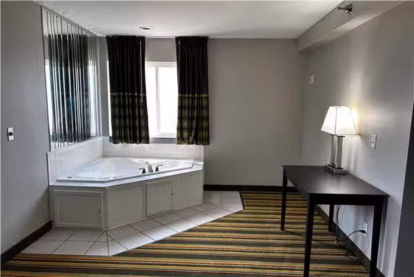 Super 8 by Wyndham Mound City - Mound City, MO