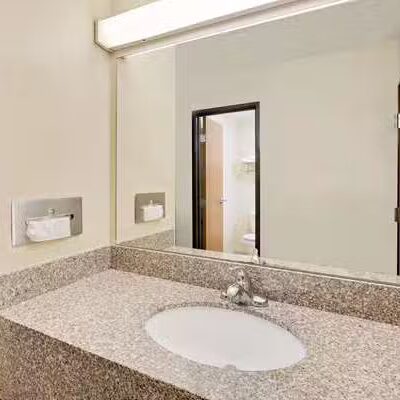 Super 8 by Wyndham Mound City - Mound City, MO