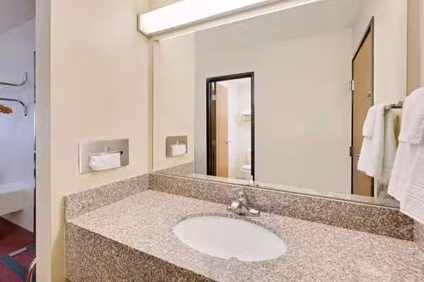 Super 8 by Wyndham Mound City - Mound City, MO
