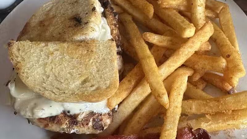 Toad Hollar Bar & Grill - Mound City, MO