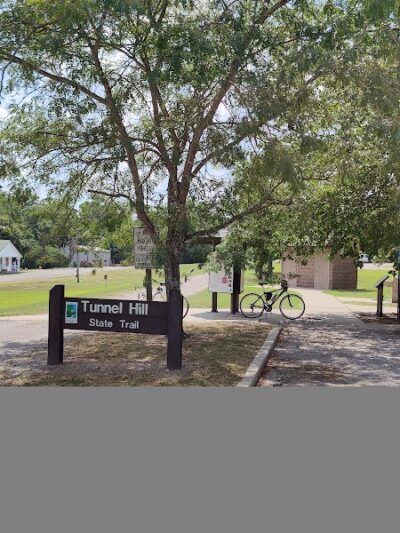Tunnel Hill State Trail parking & trailhead - New Burnside, IL