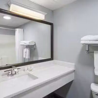 AmericInn by Wyndham Stuart - Stuart, IA