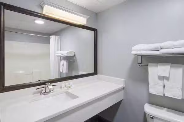 AmericInn by Wyndham Stuart - Stuart, IA