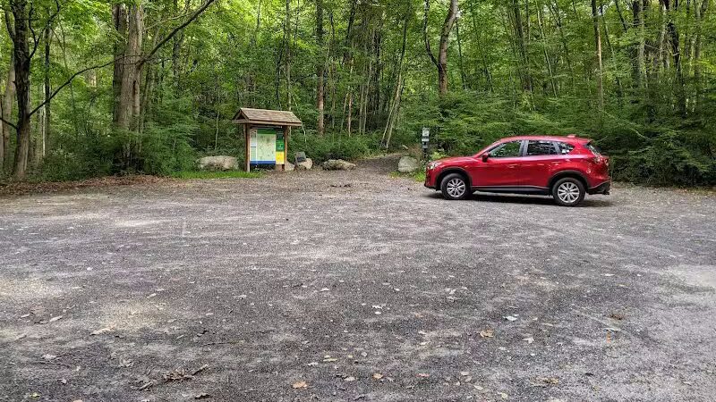 Norwalk River Valley Trail - North Parking - Wilton, CT