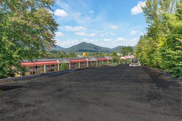 Super 8 by Wyndham Caryville TN - Caryville, TN