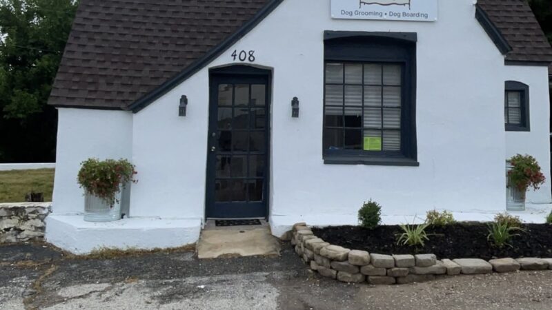 The Hound Lounge LLC - Louisburg, KS