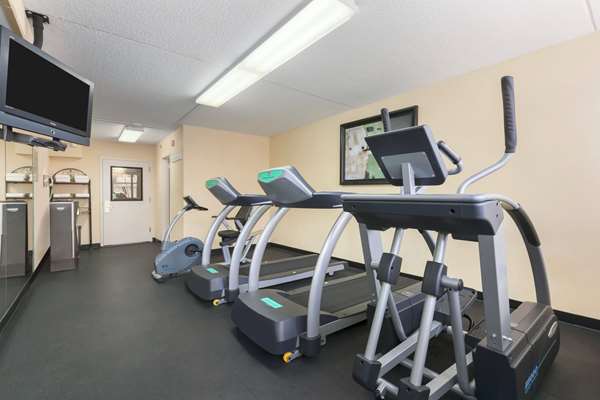 Ramada by Wyndham Rochelle Park Near Paramus - Rochelle Park, NJ