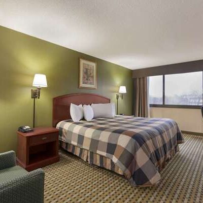 Ramada by Wyndham Rochelle Park Near Paramus - Rochelle Park, NJ