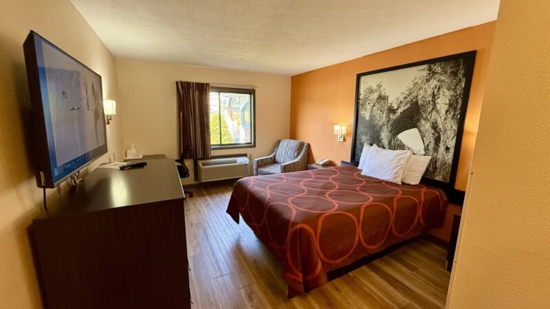 Super 8 by Wyndham Hillsville - Hillsville, VA