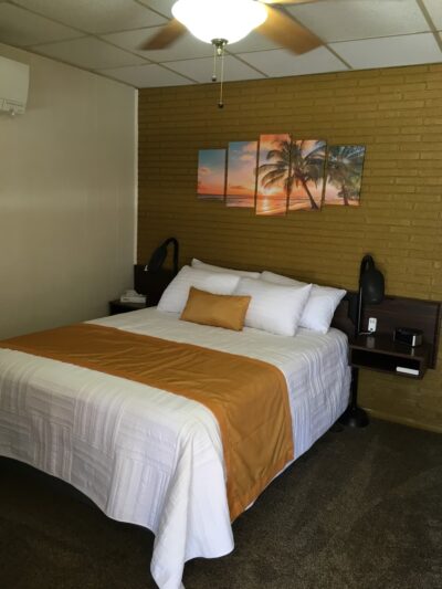 Backyard Lodge Motel - Beloit, KS