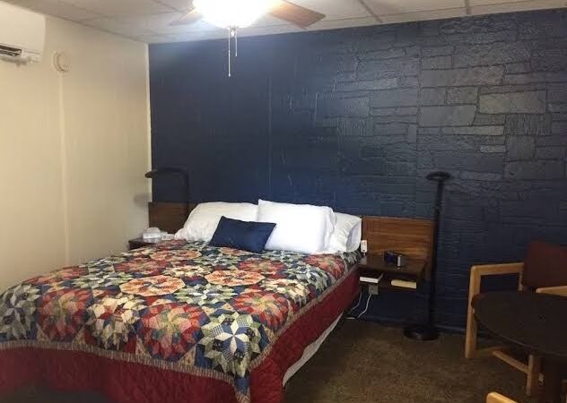 Backyard Lodge Motel - Beloit, KS