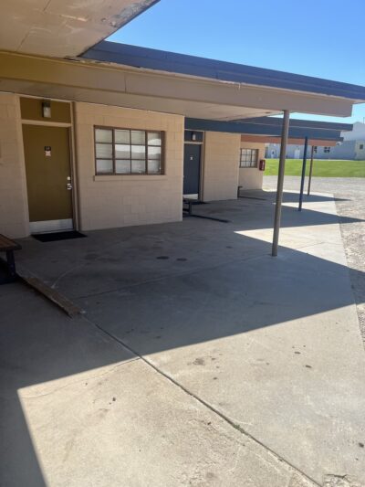 Backyard Lodge Motel - Beloit, KS