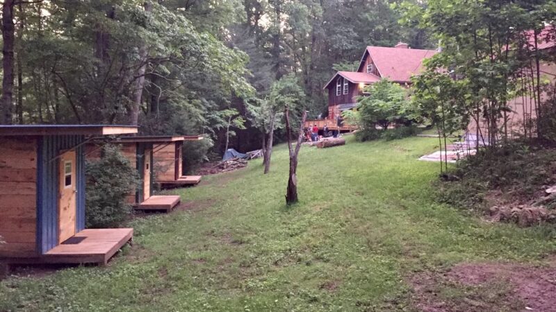 Boots Off Hostel & Campground - Hampton, TN