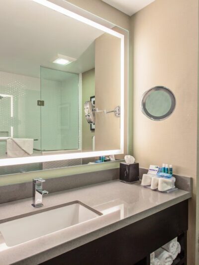 Holiday Inn Express & Suites Hollywood Walk of Fame by IHG - Los Angeles, CA