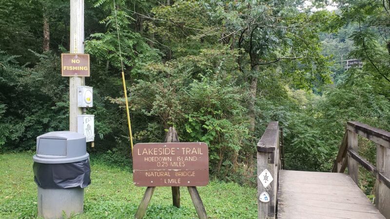 Natural Bridge Trailhead Parking - Slade, KY